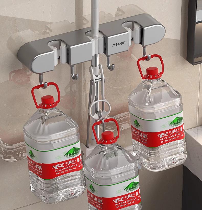 Wieszak ścienny na miotłę i mop: Rozwiązanie do zawieszania bez wiercenia na drzwiach łazienkowych lub toaletowych.