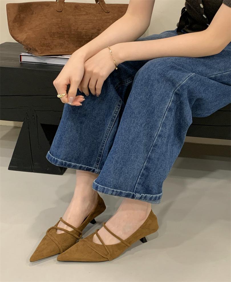 

Korean version of low-heeled commuter small leather shoes for women s retro versatile one-word with pointed head and shallow mouth single shoes for 39 светло-коричневого