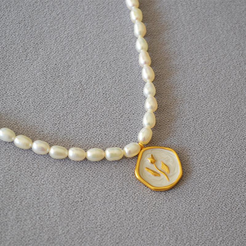 French Elegant Pearlescent White Enamel Vintage Rose Gold Coin Pendant Freshwater Pearl Short Necklace Clavicle Chain