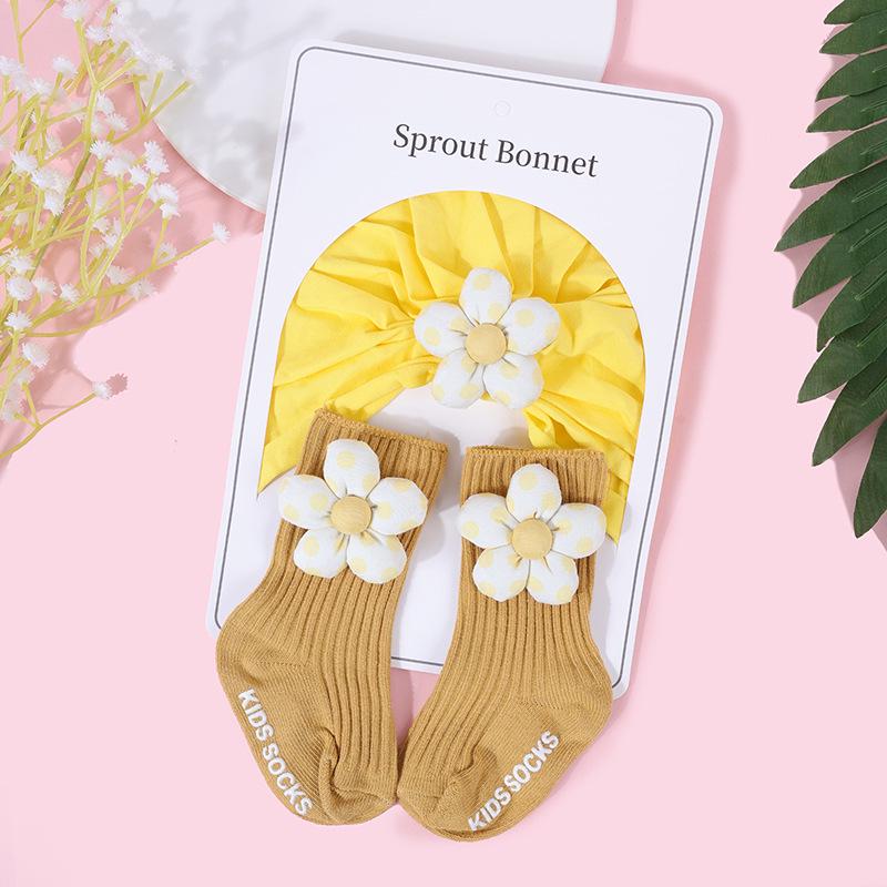Cotton Flower Newborn Baby Hat & Socks Set (0-12 Months) - Spring/Autumn