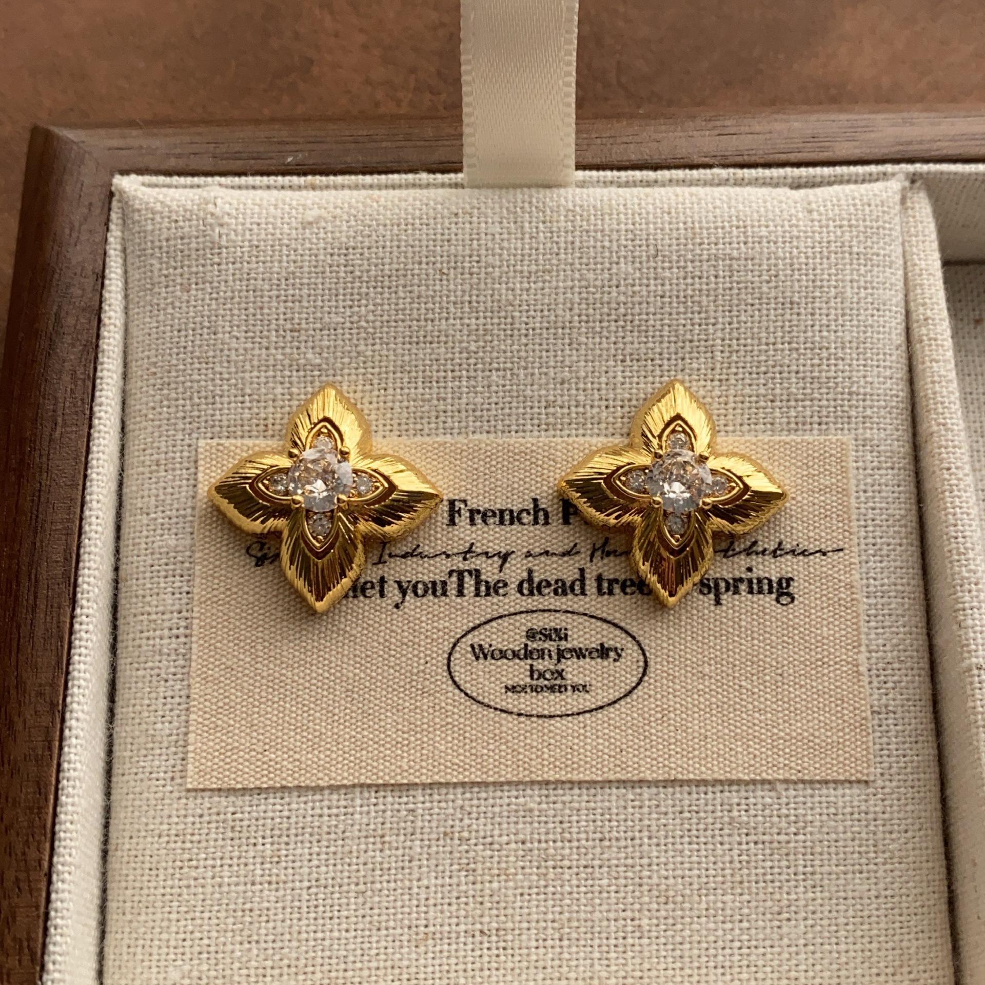 Ancient three-dimensional four-leaf clover zircon stud earrings, retro smooth polished earrings, earrings.