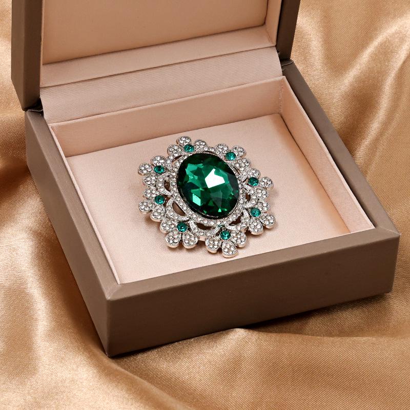 Luxury Crystal Flower Brooch: Exquisite Retro Palace Style for Women