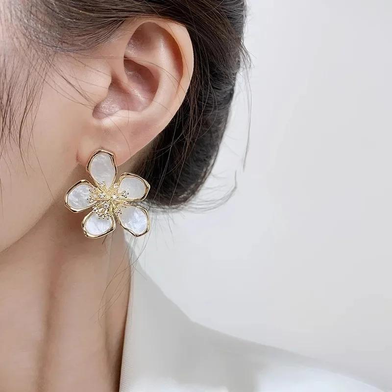 New Jewelry Exaggerated White Acrylic Zircon Flower Earrings Elegant Women Design Wedding Party Accessories