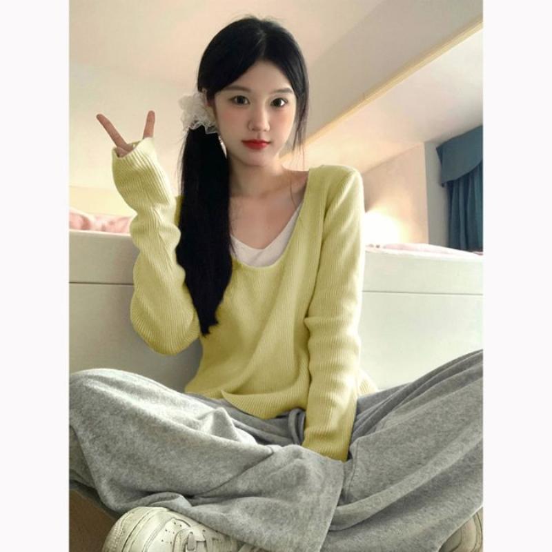 This New Autumn Collection Features A Two-piece, Color-blocking, Laid-back and Casual Knitted Sweater with A Versatile Design for Women