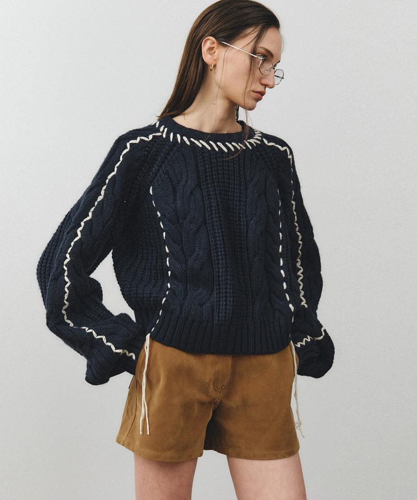 NOIRER FOR WOMAN Handmade Cable Crop Sweater (Navy)