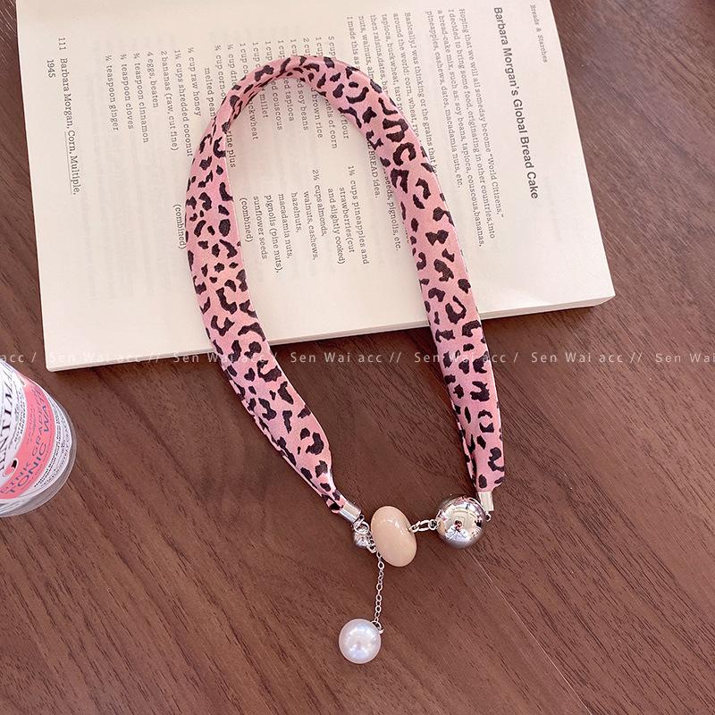 Pink Leopard Print Magnetic Pearl Necklace Women's 2026 New Niche Sweater Chain Light Luxury Accessories