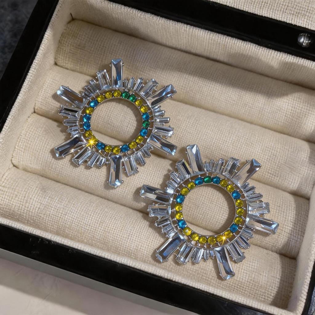 Silver Needle Niche Fashion Rhinestone Geometric Stud Earrings: Light Luxury, High-End Feel, Exaggerated Design for Women.