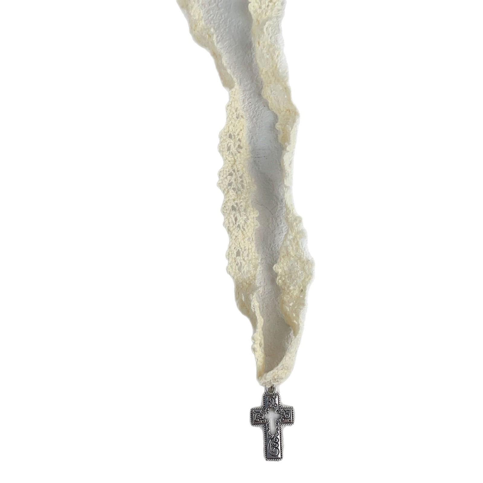 

Стильное кружевное колье-подвеска с крестами из удобных и прочных материалов для повседневной носки и особых случаев