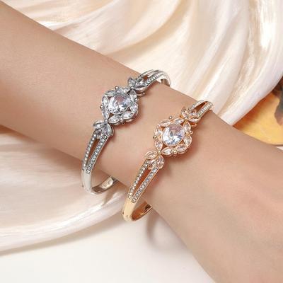 Stylish Women's Diamond-Studded Flower Bracelet - Versatile, Elegant, and Creative Design.