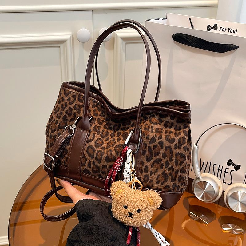 Meng Commuting Crossbody Bag, Handbag, Bucket Bag