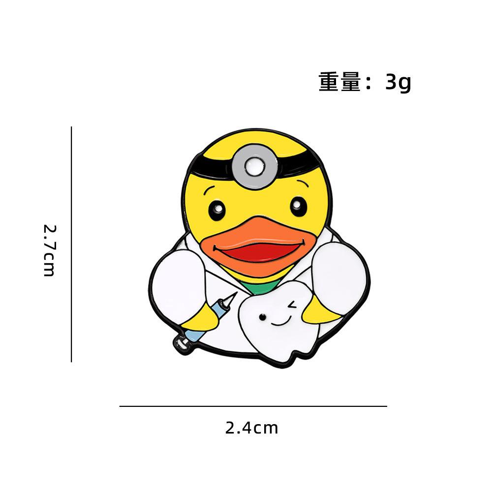 

Tide cool little yellow duck metal badge super cute cartoon graduation duck brooch clothes cloth bag bag decorative buckle