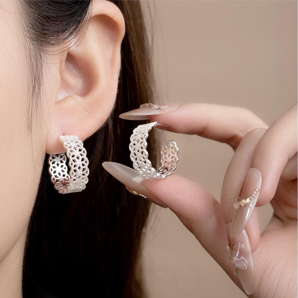 Silver Needle Geometric Heart Hoop Earrings - Retro & High-End Style for a Bold Look