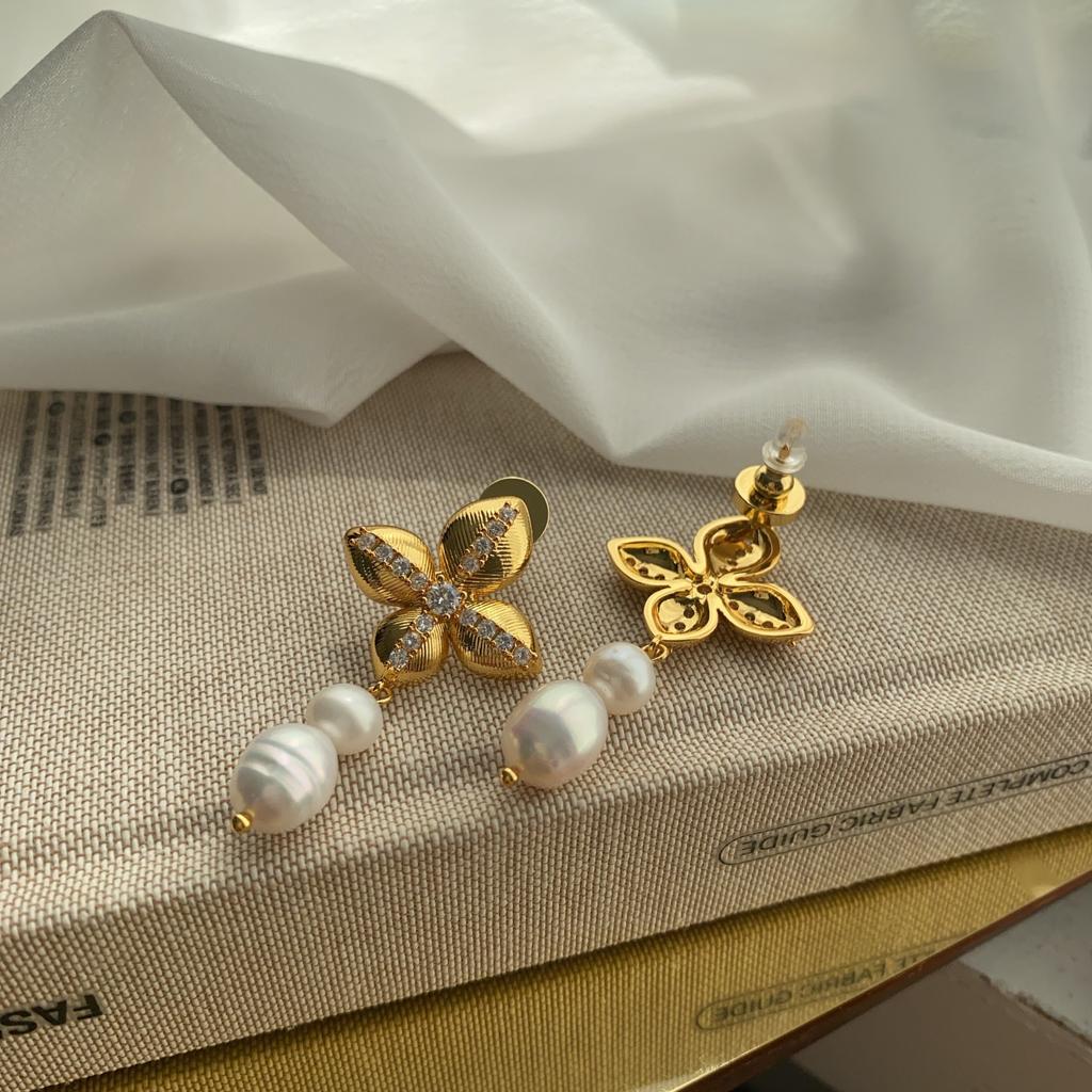 Niche French High-End Sense, Cold Style, Niche Design Temperament, Versatile Cross Zircon Pearl Tassel