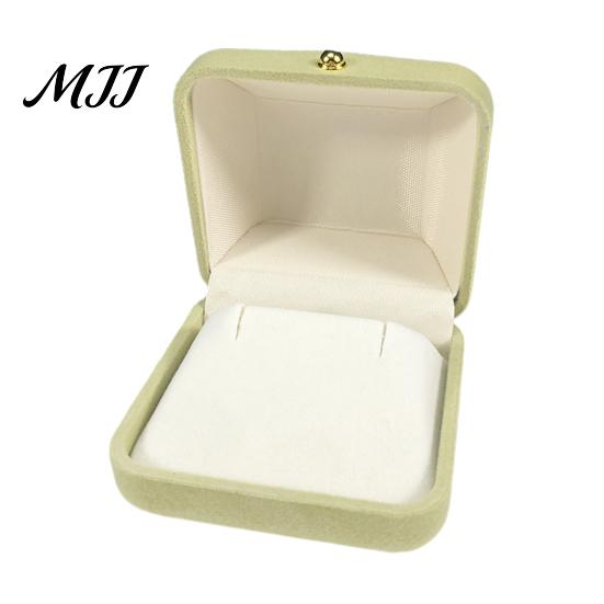 Small Velvet Jewelry Pouch Pearl Box, Anti-Scratch Lining Organizer with Golden Metal Necklace Holder Display Buckle, Decorative Storage Case