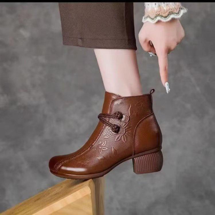 Soft-soled short boots Soft leather autumn and winter new retro engraved short boots Single boots Round head velvet warm leather boots