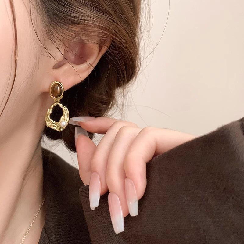 Maillard retro light luxury coffee stud earrings women s niche temperament irregular pearl earrings new ear jewelry