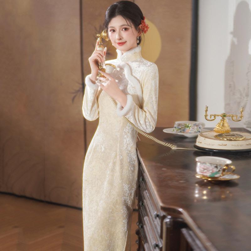 White Winter Clothing, Velvet and Thickened National Style, New Chinese Long-sleeved Cheongsam, Improved Young Women's Retro Autumn and Winter