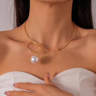 European & American Geometric Faux Pearl Metallic Twisted Choker - Minimalist High-End Necklace for Women