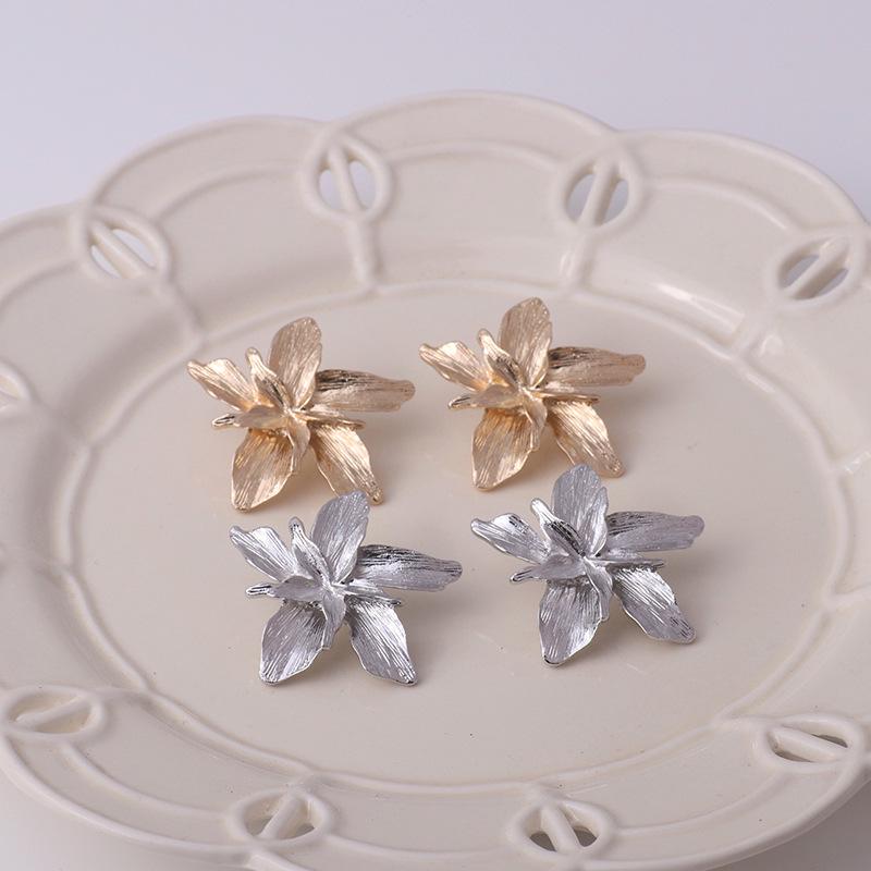 European & American Retro Multi-Layer Flower Earrings - Exaggerated, Simple, Alloy Design