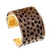Bequemes Leopardenmuster Offenes Armband Verstellbar Breite Manschette Beflockte Textur Legierung Stilvolles Damenmode-Accessoire