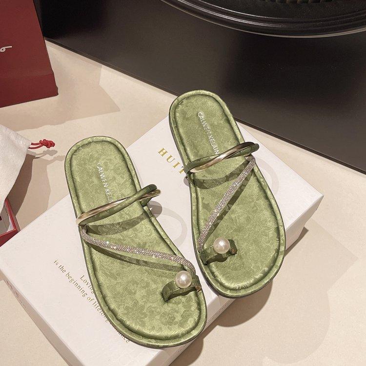 

New Chinese rhinestone pearl set toe slippers female summer wear 2024 new fairy style with skirt flat bottom cool slippers 35 зелёный