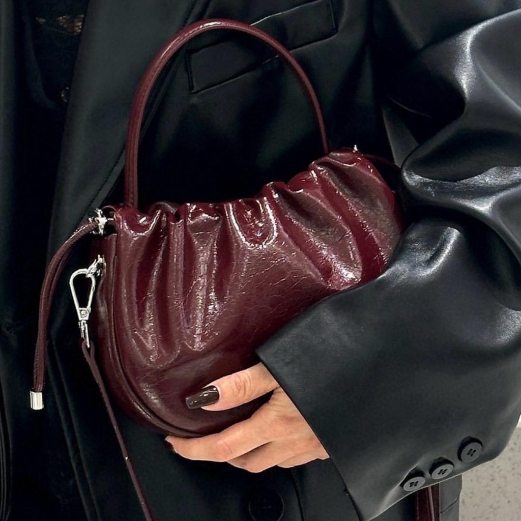 Borsa da donna 2025 primavera ed estate nuova borsa in pelle pieghettata portatile borsa a tracolla a catena sotto il braccio borsa a spalla a nuvola