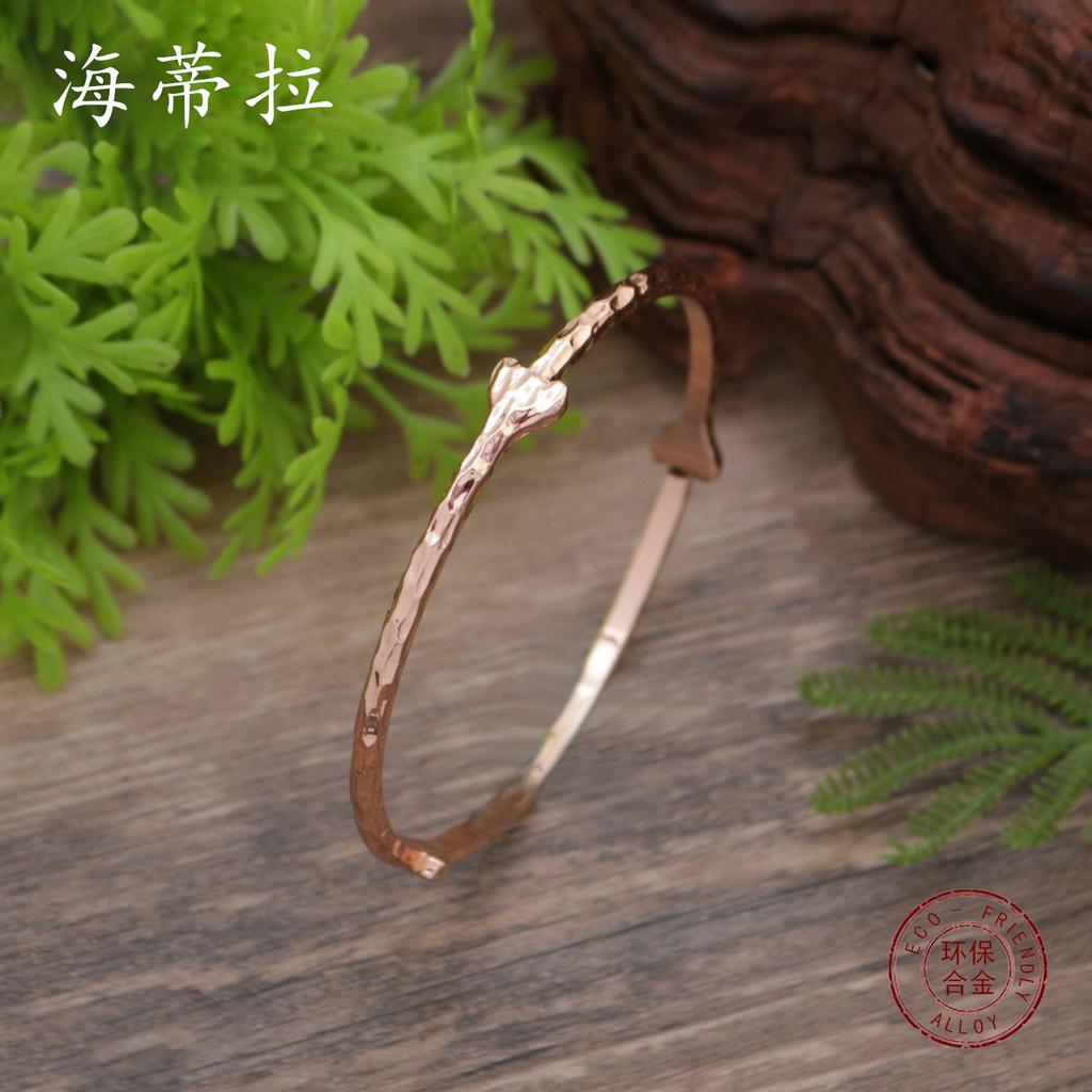 New love knock pattern closed bracelet, women's fashion advanced sense closed heart bracelet
