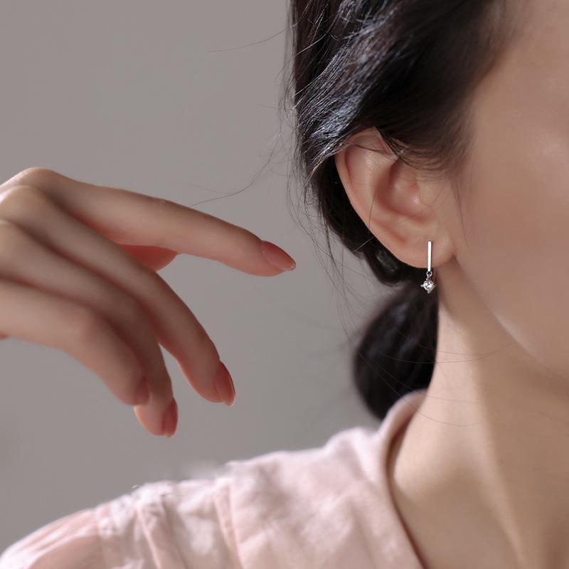S925 Silber überzogene Ohrringe Ein Wort Zirkon Ohrringe Geometrische Linie Ohrringe Haken einfache Temperament Buchstabe D förmige Ohrringe
