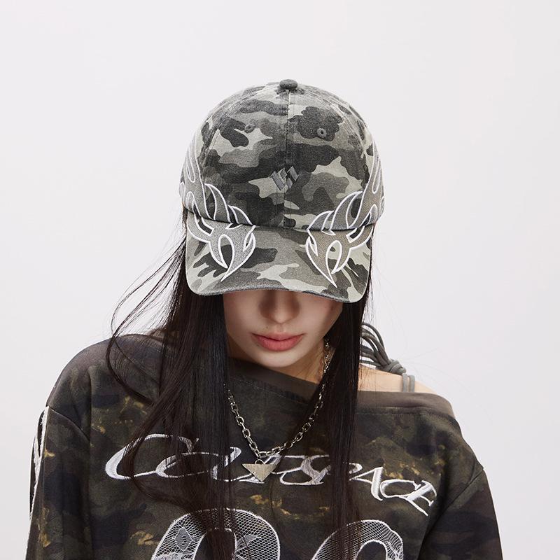 

Premium Cotton Baseball Cap with Custom Logo Embroidery - Trendy and Sun Protective Duckbill Design Adjustable