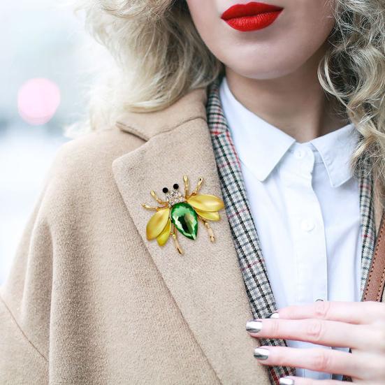Lady Brooch Bee Shape Rhinestone Decor Anti-slip Shoulder Bag Suit Coat Collar Hat Scarf Clothes Pin Party Prom Bride