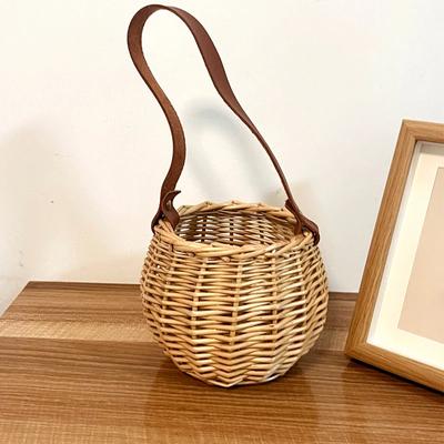 Ručně pletený úložný košík Malý košík na květiny Dekorativní ratanový pletený Mini ruční dívčí košík Na svatbu Domácí dekorace