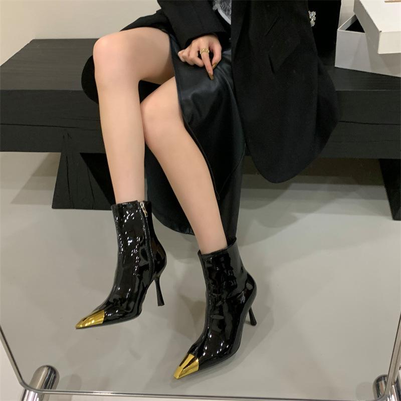 Miting kurze Stiefel Lackleder Metall spitz schwarz dünne Stiefel Damen Herbst und Winter neu hochhackig Temperament kurze Stiefel Damen