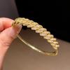 Bracciale con Fibbia a Ferro di Cavallo in Zirconia Placcato Oro - Accessorio di Lusso Chic e Versatile