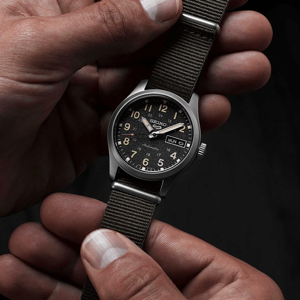 Seiko 5 Sports SRPJ85K1 Herren-Automatikuhr mit schwarzem Zifferblatt