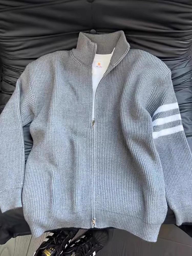 

Men s Color Block Stand Collar Zipper Cardigan, Korean Style, 2025 Autumn/Winter Collection, Versatile Three Stripes Knit Sweater Coat. 4XL сірий колір