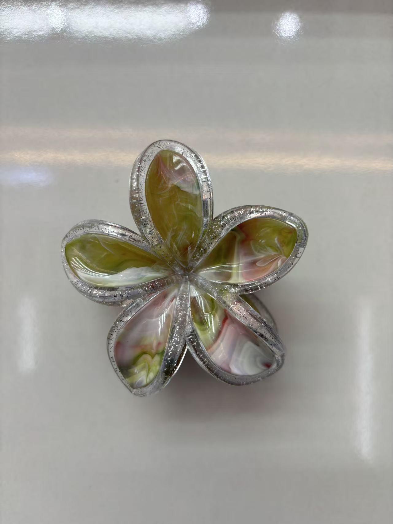 

Qi Yue Gold-Edged Plumeria Hair Clip: Cross-Border Half-Tie Flower Shark Clip