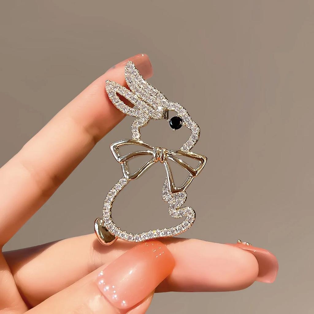 Fashion Pearl Maple Leaf Rhinestone Brooches For Women Elegant Metal Fixed Clothing Pins Daily Jewelry Accessories
