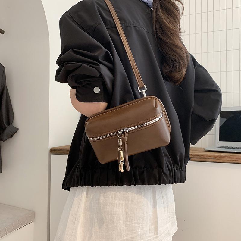 Premium Small Bag Women's New Retro Niche Shoulder Messenger Bag Simple Small Square Bag