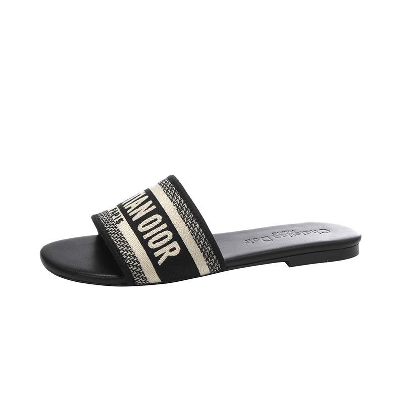 Pantofle Su Yinyin stejné místo 2025 nové temperamentní vyšívané pantofle dámské letní módní sandály venkovní dámská obuv