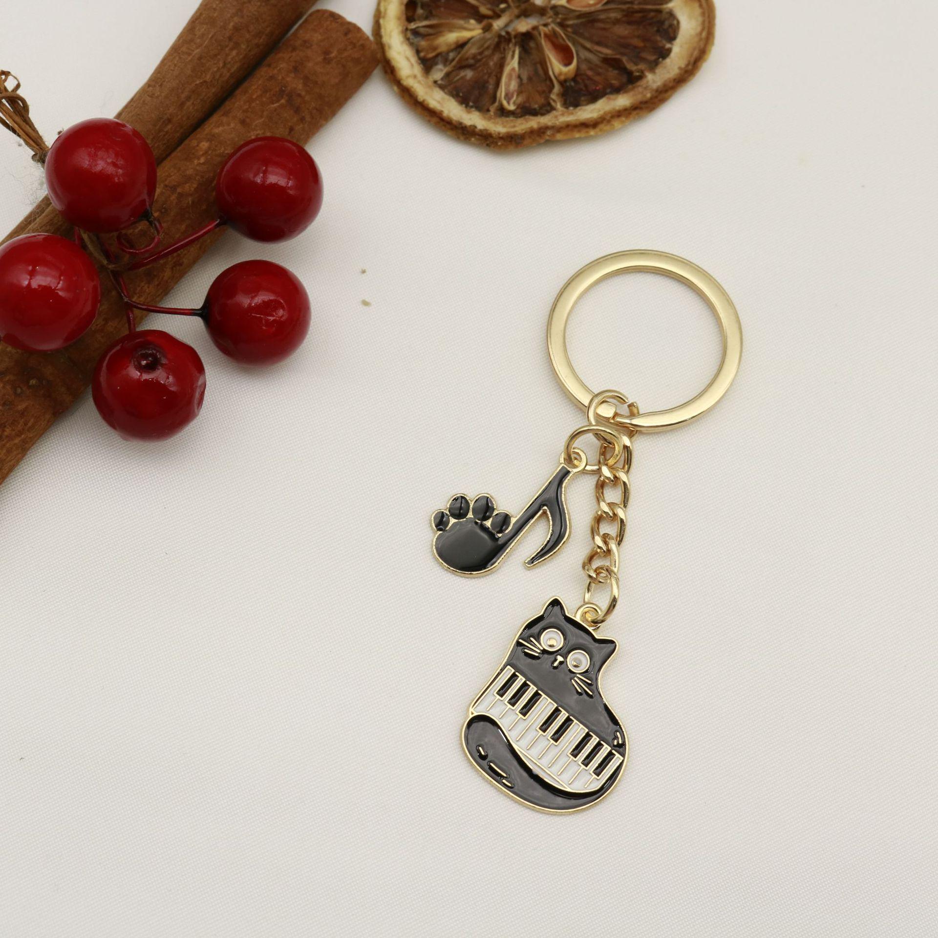 Retro Cat Piano Notes Keychain with Paw Charm золотой