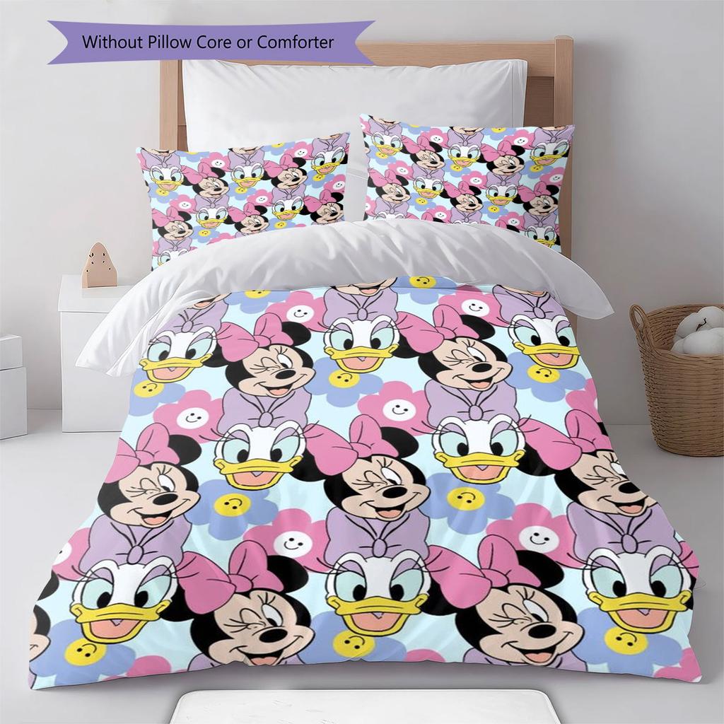 Sweet and cool Minnie Mouse themed print bedding set, warm and comfortable, the perfect choice to decorate a child's bedroom.