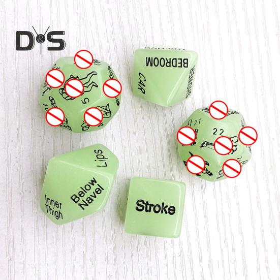 Juego de 5 dados traviesos que brillan en la oscuridad, acrílicos, sexys, para parejas, recuerdo de fiesta con patrones dorados.