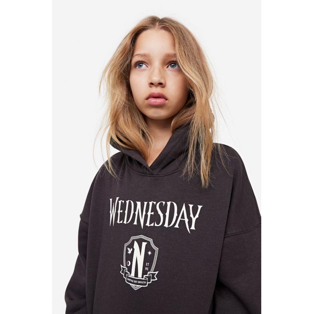 

Худи оверсайз с принтом HM темно-серого цвета Wednesday