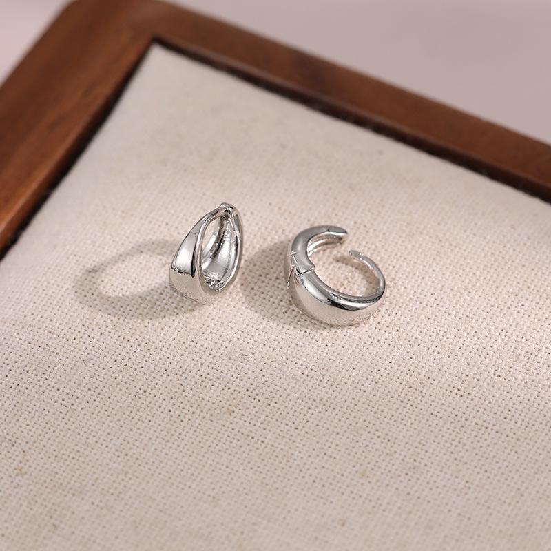 2025 new pearl ear buckle femininity elegant contrasting stud earrings jewelry simple versatile plain ring earrings
