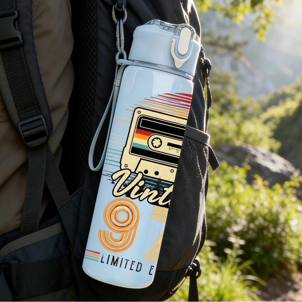 1PC Vintage 1976 Cassette Tape Print 750ml Color Plastic Sports Water Bottle Leakproof Flip Straw Lid Suitable for Sports Office Home Use