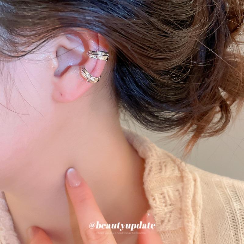 Cold wind feather ear clips, women without ear piercings, personalized fashion, niche design, earbone clips, light luxury and high-end earrings