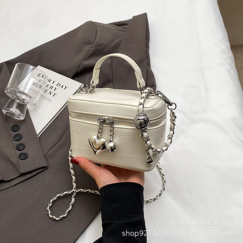 

Texture and versatile handbag women s 2025 new temperament shoulder bag foreign explosive silver crossbody small square bag белый