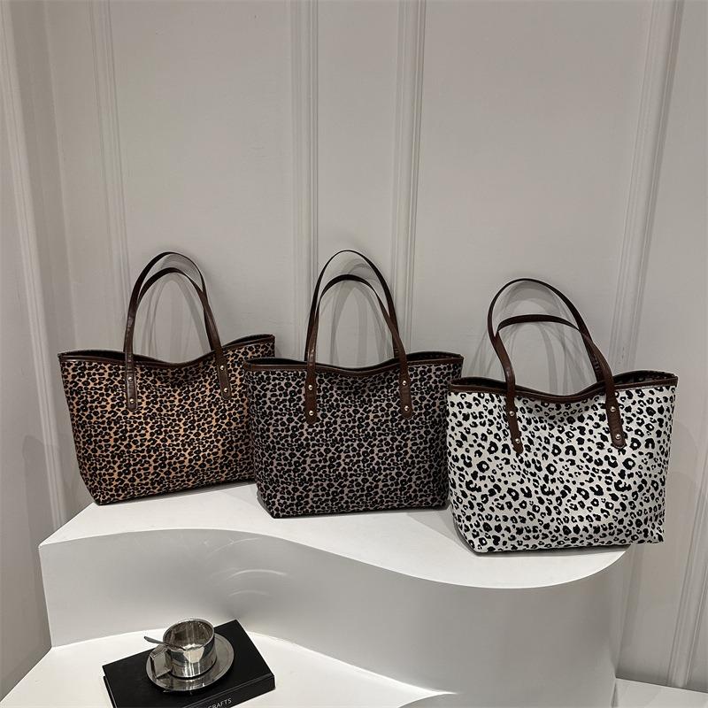 Splicing Largecapacity Leopard Print Bags for Women's New Models Is Popular Today for Class Commuting Literary Tote Bags
