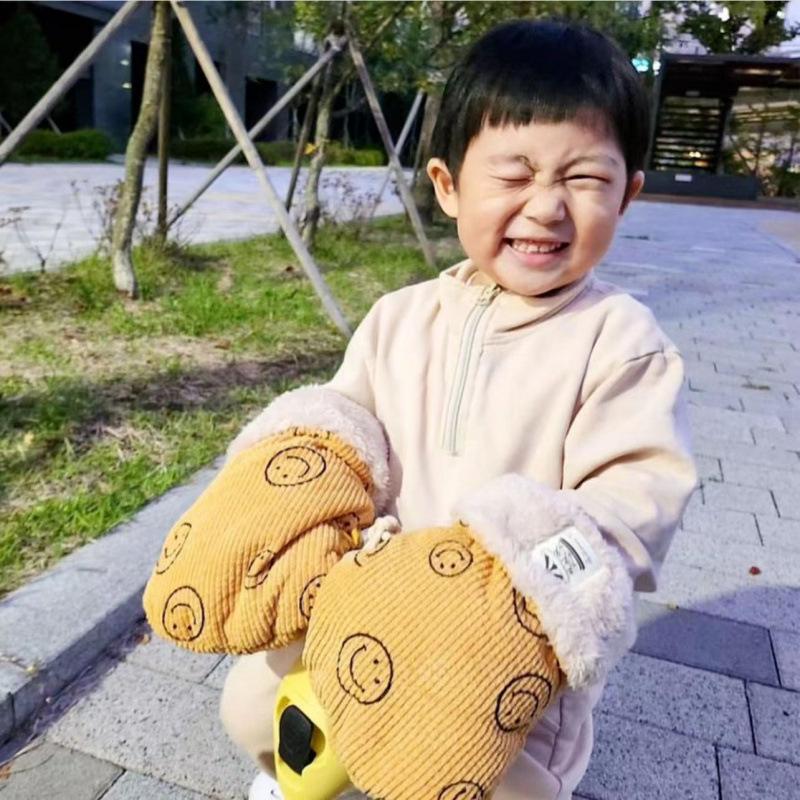 Children's Winter Gloves: Windproof, Anti-Freeze, Fleece-Lined & Cartoon Style for Bikes & Scooters