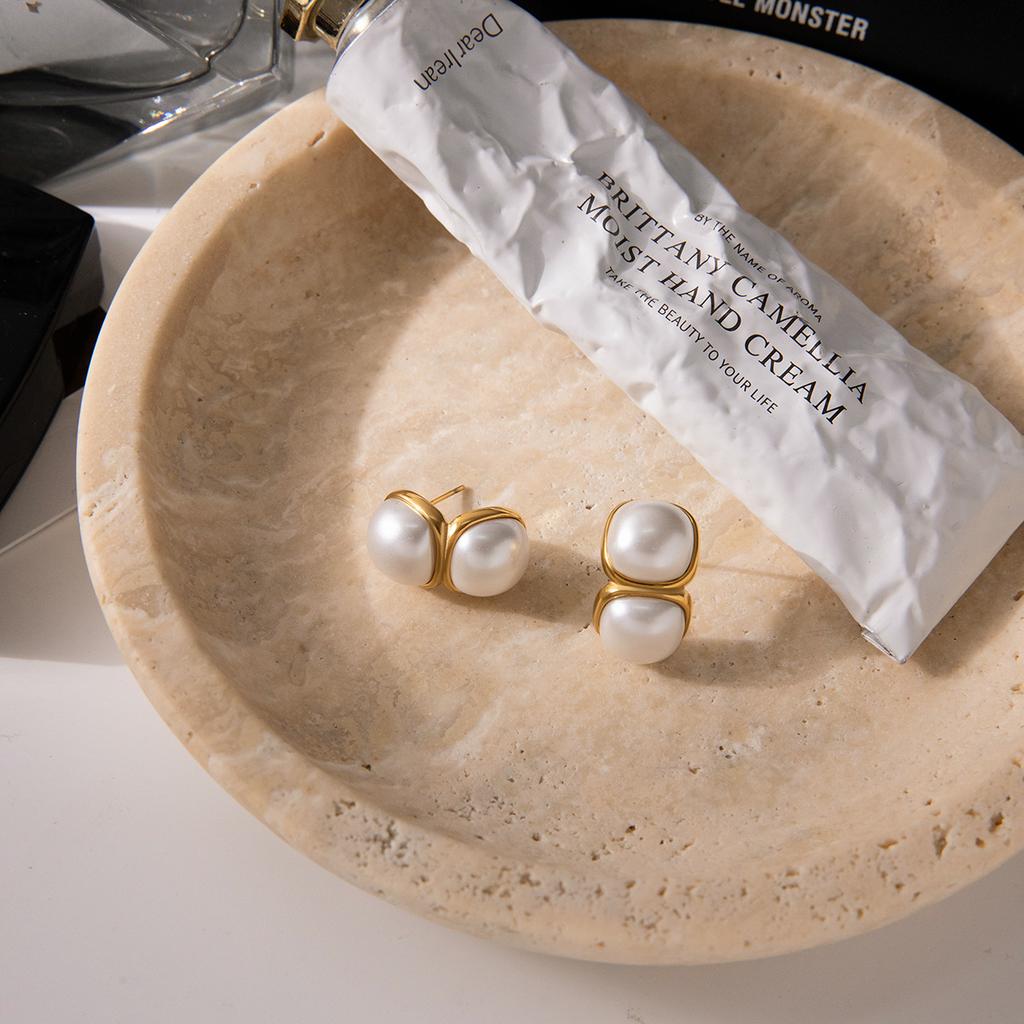 Elegant and elegant style pearl stud earrings, niche high-end earrings, earrings and jewelry.